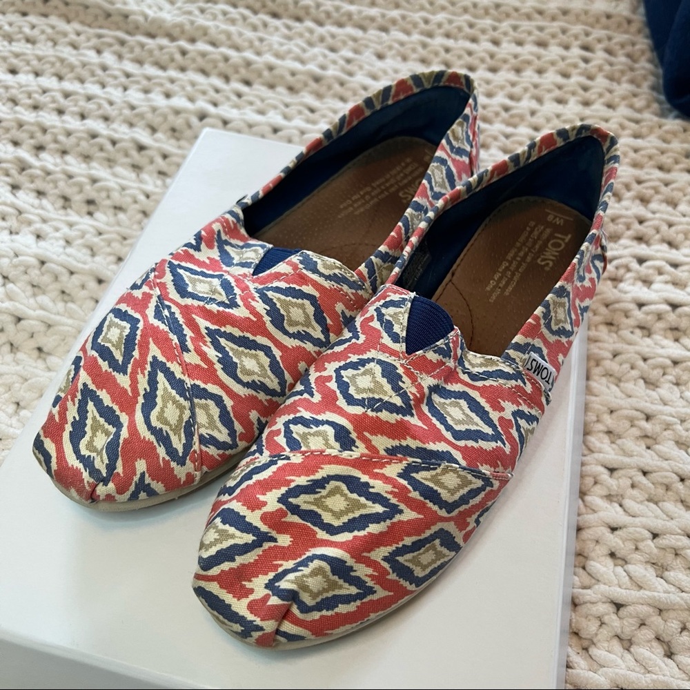 TOMS patterned alpargatas, size 9